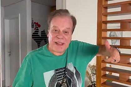 Chico Pinheiro veste camisa verde em vídeo gravado em sua casa defendendo Rodrigo Bocardi sobre críticas no comando da transmissão do Carnaval de São Paulo na TV Globo