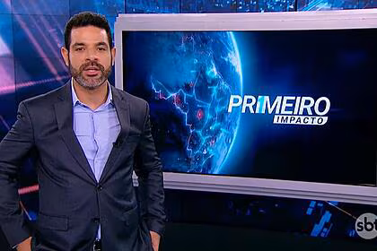 Darlisson dutra em frente ao telão com o logo do primeiro impacto