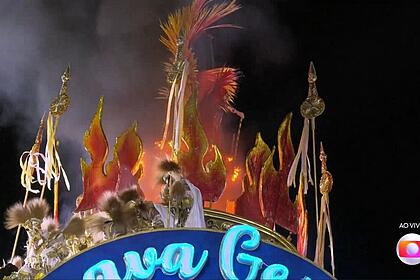 Carro da Beija Flor pegando fogo no Carnaval 2023