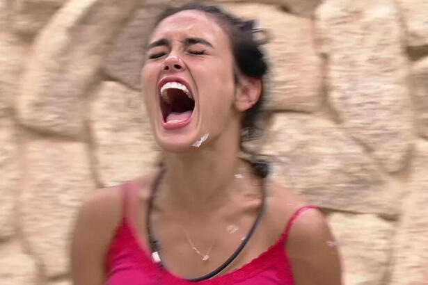 Larissa, com espuma no rosto, irritada, no banheiro do BBB 23