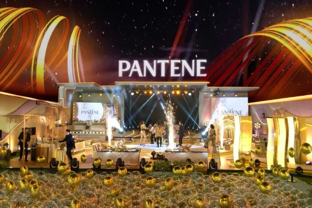 Logo da Pantene sobreposto em arte 3D numa festa do BBB