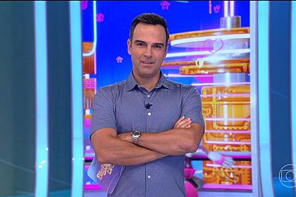 Tadeu Schmidt no estúdio do BBB 23 explicando como será a quinta semana do reality show