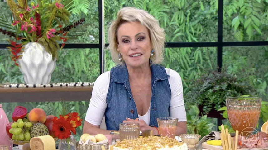 Ana Maria Braga sentada na mesa de café da manhã do Mais Você