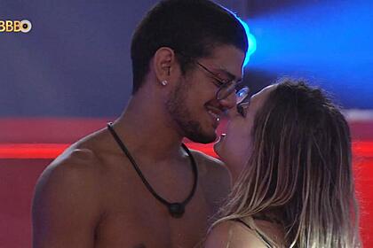 Bruna e Gabriel dançam agarrados na pista de dança do BBB 23.