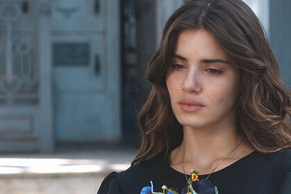 Atriz camila queiroz, como marê, em cena da novela amor perfeito