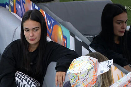 Larissa conversando com Bruna Griphao na varanda do BBB 23