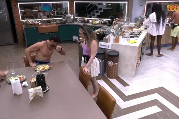 Cara de Sapato cuspindo a comida na cozinha do VIP do BBB 23