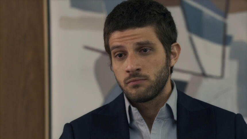 Chay Suede, como Ari, em trecho do capítulo da novela Travessia