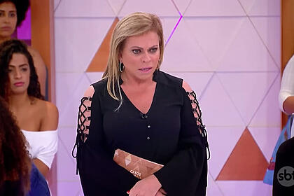 Christina rocha no comando do casos de família, em frente a plateia