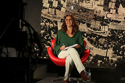 Cristina Serra sentada no estúdio do especial 'Passado Presente – Semana Ditadura e Democracia', na TV Brasil