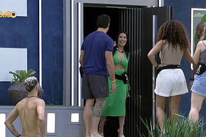 Dania Mendez entrando no BBB 23 e sendo recebida pelos brothers