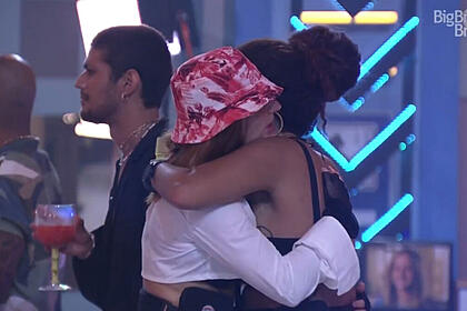 Domitila Barros e Bruna Griphao se abraçando durante a Festa do Líder do BBB 23