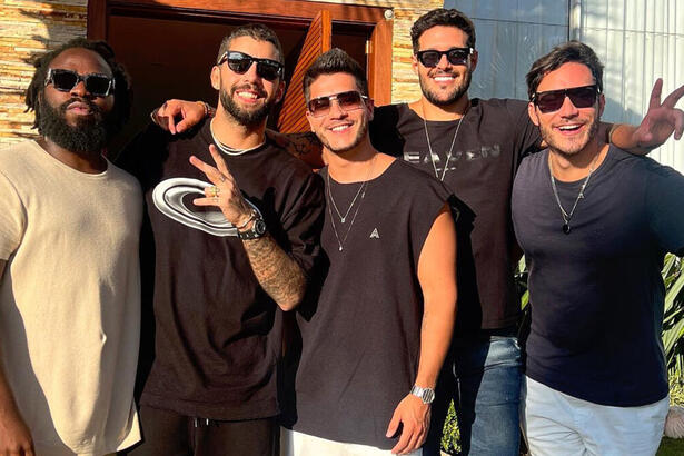 Arthur Aguiar, Douglas Silva, Rodrigo Mussi, Pedro Scooby e Eliezer posado juntos em frente a porta da casa do Arthur Aguiar