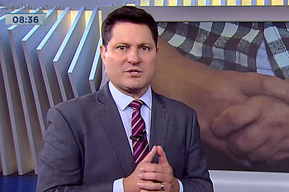 Eleandro passaia no estúdio do balanço geral manhã, em frente ao telão