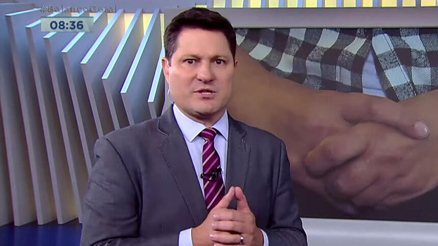Eleandro Passaia no estúdio do Balanço Geral Manhã, em frente ao telão