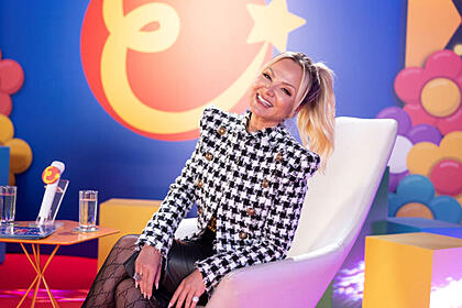 Eliana, em trecho da entrevista para o domingo espetacular. Ela está sentada em cenários do seu antigo programa na record tv