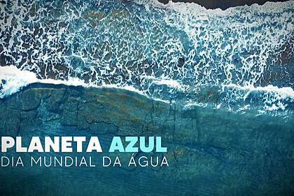 Trecho do especial 'Planeta Azul - Dia Mundial da Água', com a logo em cima de águas na praia