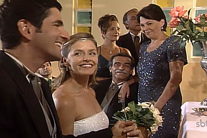 Bianca rinaldi, como julia, ao lado de rodrigo veronese, como alberto. Os personagens estão se casando no capítulo final de pequena travessa, no sbt