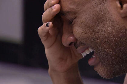 Fred Nicácio com a mão rosto, em uma crise de choro, na Casa do Reencontro do BBB 23