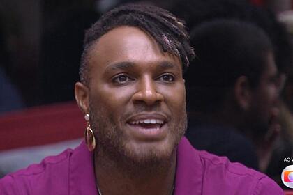 Fred nicácio sentado no sofá do bbb 23, na sua noite de eliminação