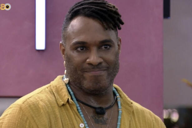 Fred Nicácio na área externa do BBB 23, logo após retornar para a casa