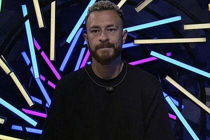 Fred sentado no confessionário, em trecho do Raio X do BBB 23