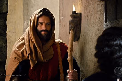 Guilherme winter, como moisés, vestido como pastor de ovelhas e com um cajado nas mãos, em trecho da novela os dez mandamentos