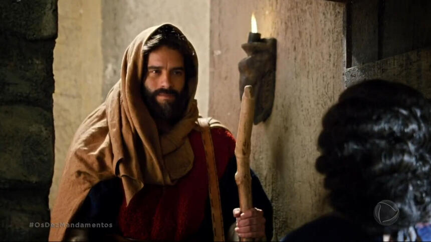 Guilherme winter, como moisés, vestido como pastor de ovelhas e com um cajado nas mãos, em trecho da novela os dez mandamentos