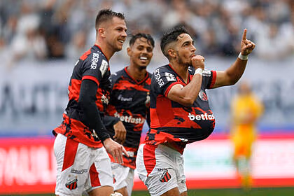 Jogadores do ituano comemorando o gol contra o corinthians no jogo pelo paulistão. Um dos jogadores coloca a bola dentro da camiseta