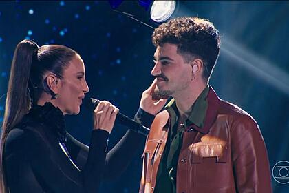 Ivete Sangalo acaricia o rosto de Jão em apresentação no The Masked Singer Brasil 3