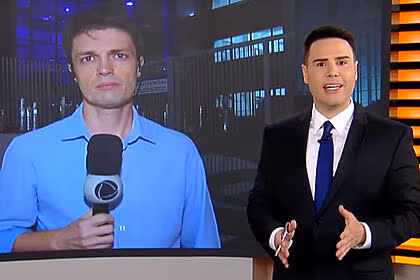 Luiz bacci, no estúdio do cidade alerta, conversando com o repórter bernardo armani através do telão