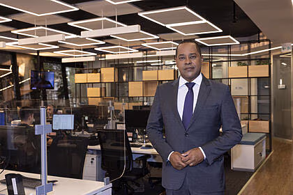 Luiz fara monteiro em foto posada na redação de jornalismo da record, de onde apresenta o repórter record investigação