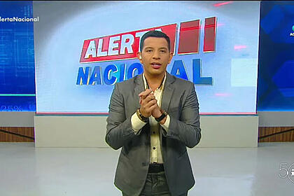 Luiz rodrigeus apresentando o alerta nacional no estúdio da tv a critica, do amazonas
