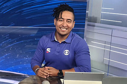 Luiz Teixeira, com o unforme roxo da equipe de esportes do SporTV, no estúdio do SporTV News