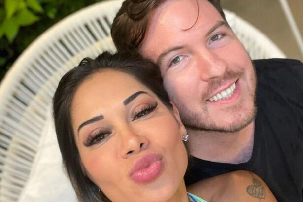 Maíra Cardi e Thiago Nigro em uma selfie posada juntos, fazendo biquinho para a câmera