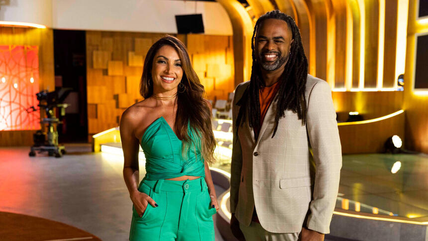 Patrícia Poeta e Manoel Soares, em foto posada juntos, no estúdio do Encontro