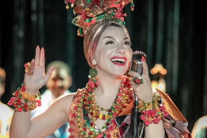 Priscilla Alcantara estreia nas novelas como Carmem Miranda em Amor Perfeito