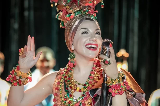 Priscilla Alcantara estreia nas novelas como Carmem Miranda em Amor Perfeito