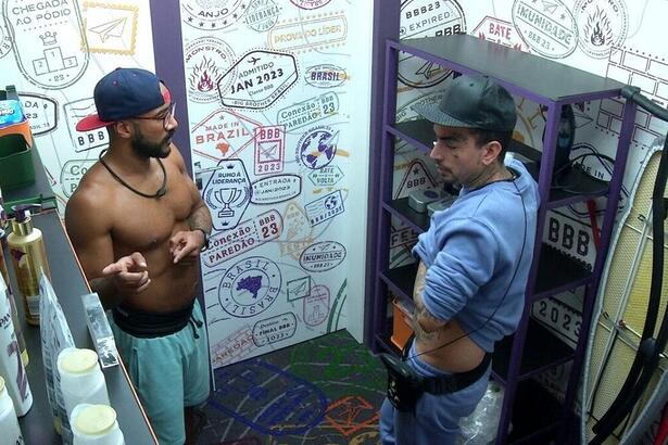 Ricardo conversa com MC Guimê na dispensa