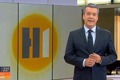 Roberto kovalick em frente ao telão, no estúdio do hora 1