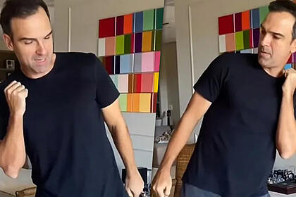 Tadeu Schmidt de camisa preta dançando durante gravação de vídeo