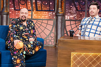 Tiago abravanel e danilo gentili sentados, em trecho da entrevista para o the noite