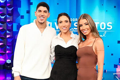 Zé vaqueiro, patrícia abravanel e maria lina, em foto posada em frente ao quadro jogo das 3 pistas, no programa silvio santos