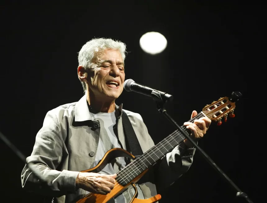 Chico Buarque cantando e tocando violão