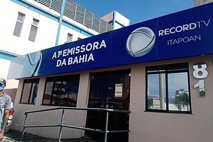 Entrada da Record TV Itapoan em Salvador, Bahia, com o logo e a frase: A Primeira emissora da Bahia