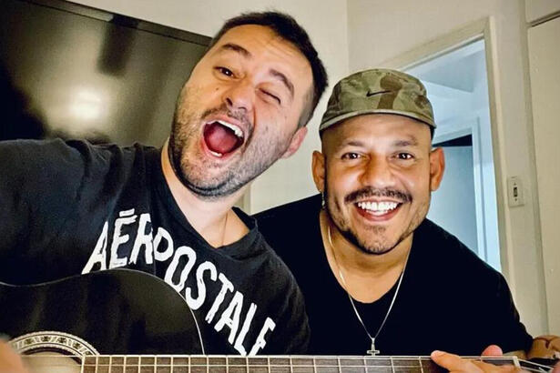 Alessandro Lo-Bianco Juan Filder em foto posada, juntos, tocando violão