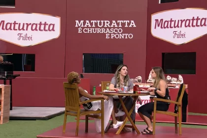 Aline Wirley, Amanda Meirelles e Bruna Griphao sentadas na varanda do BBB 23