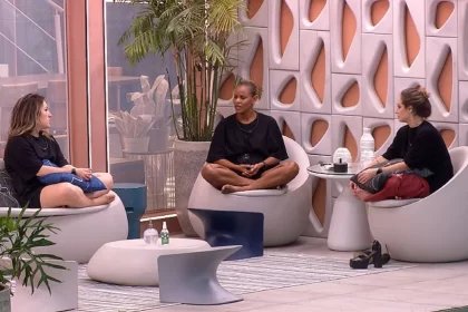 Amanda, Aline e Bruna sentadas na varanda do BBB 23