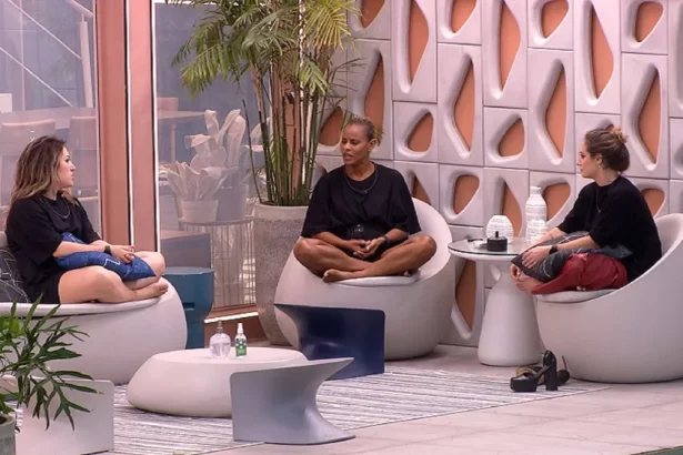 Amanda, Aline e Bruna sentadas na varanda do BBB 23