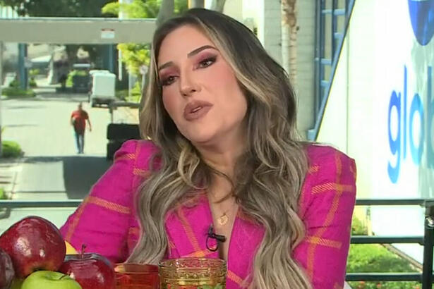 Amanda sentada na mesa de café da manhã no Mais Você